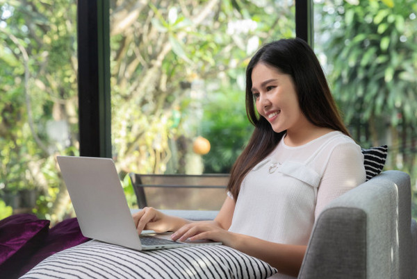 Nên ứng tuyển qua trang web việc làm hay trang web chính thức của công ty?