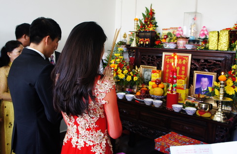 cô dâu chú dể thắp hương